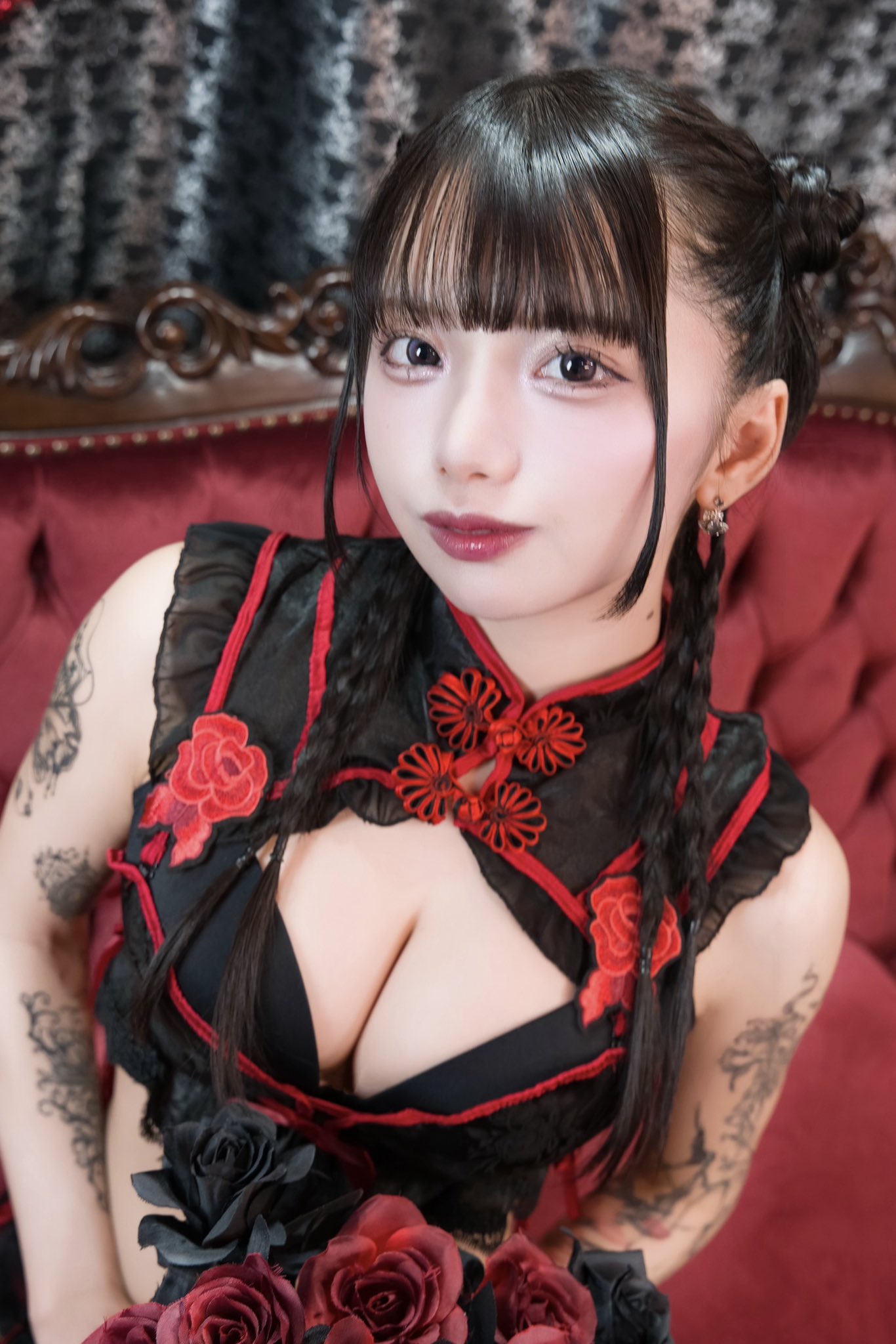 Touka Toozuki cùng vệ sĩ trong buổi hẹn hò ảo