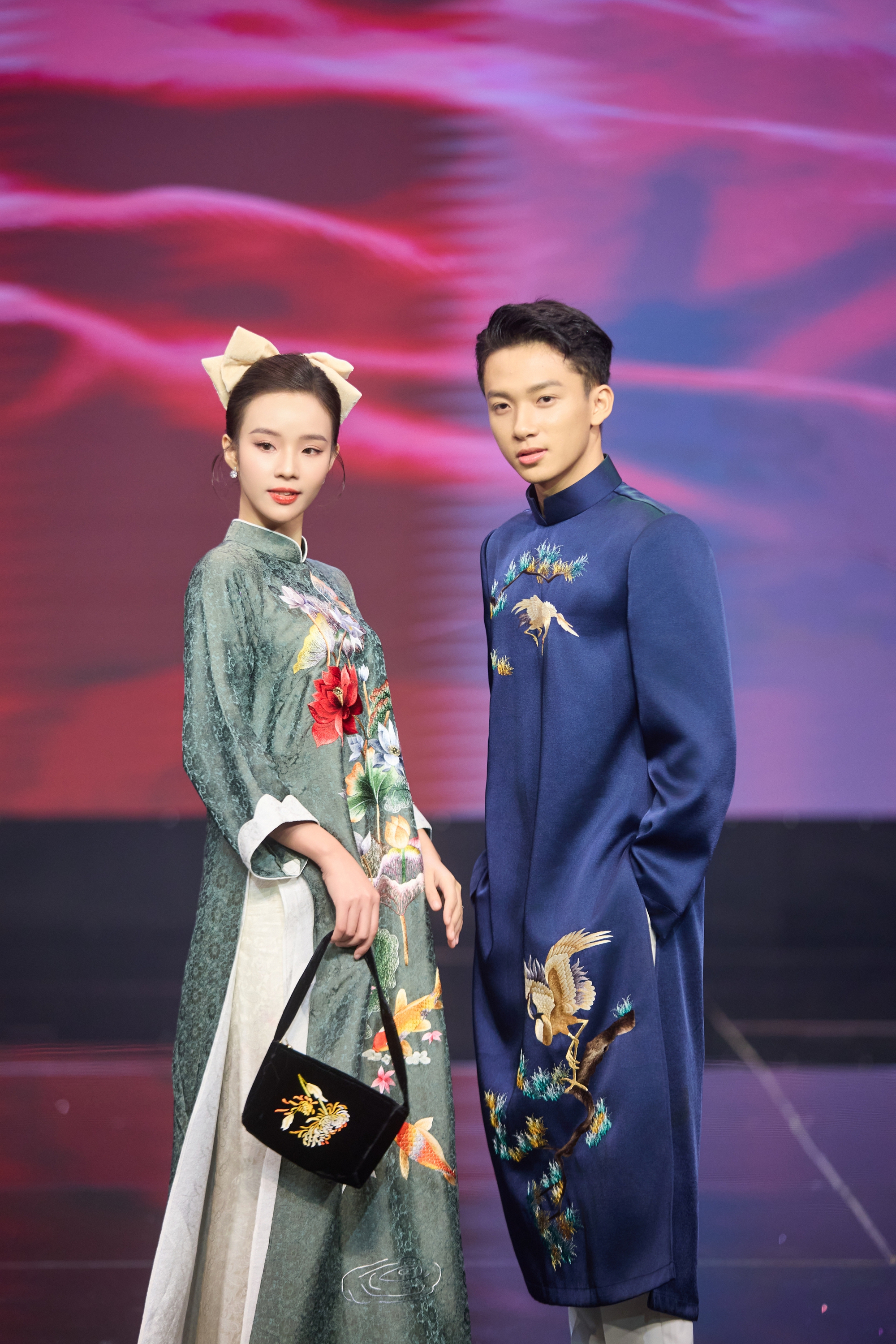 Sơn Tùng catwalk trên sân khấu áo dài