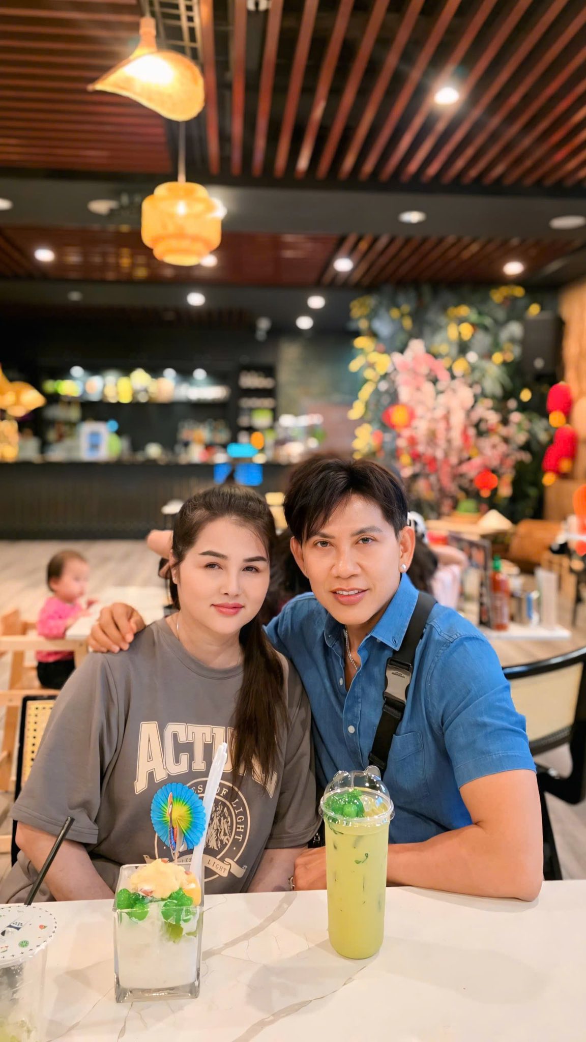 Bạn gái giúp đỡ Mai Tuấn trong công việc