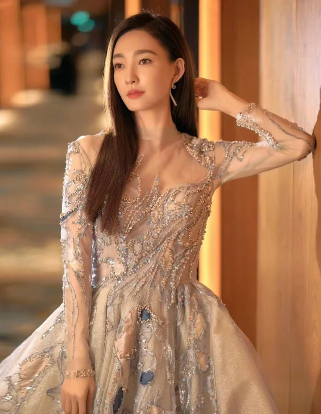 Người dân kéo đến phim trường đòi tiền Nữ diễn viên nổi tiếng bị hàng chục người kéo đến phim trường đòi tiền- Ảnh 2.