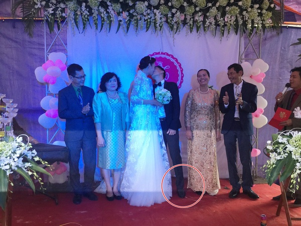 Khoảnh khắc Đỗ An hôn vợ trong buổi lễ tại nhà gái Nam doanh nhân kiễng chân hôn vợ trong lễ cưới