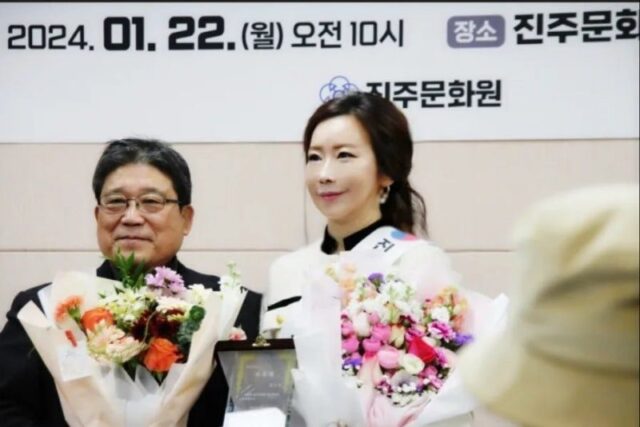 Kim Soo Jin áo trắng