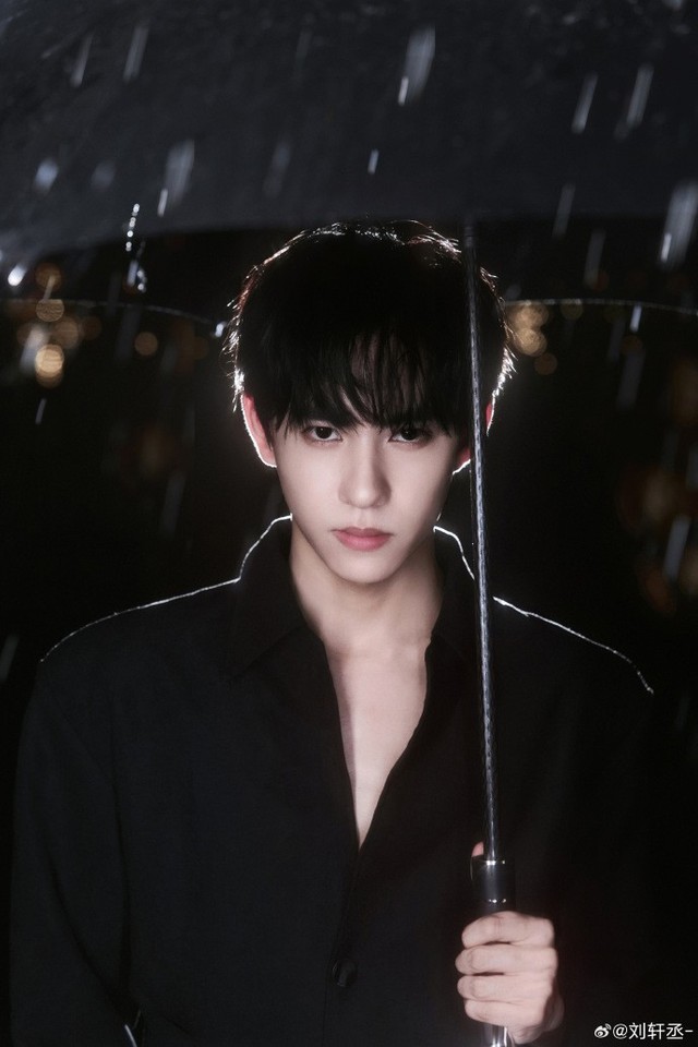 Hàng loạt nghệ sĩ lên tiếng cầu cứu- Ảnh 4. Lưu Hiên Thừa bị fan gây náo loạn tại ga tàu