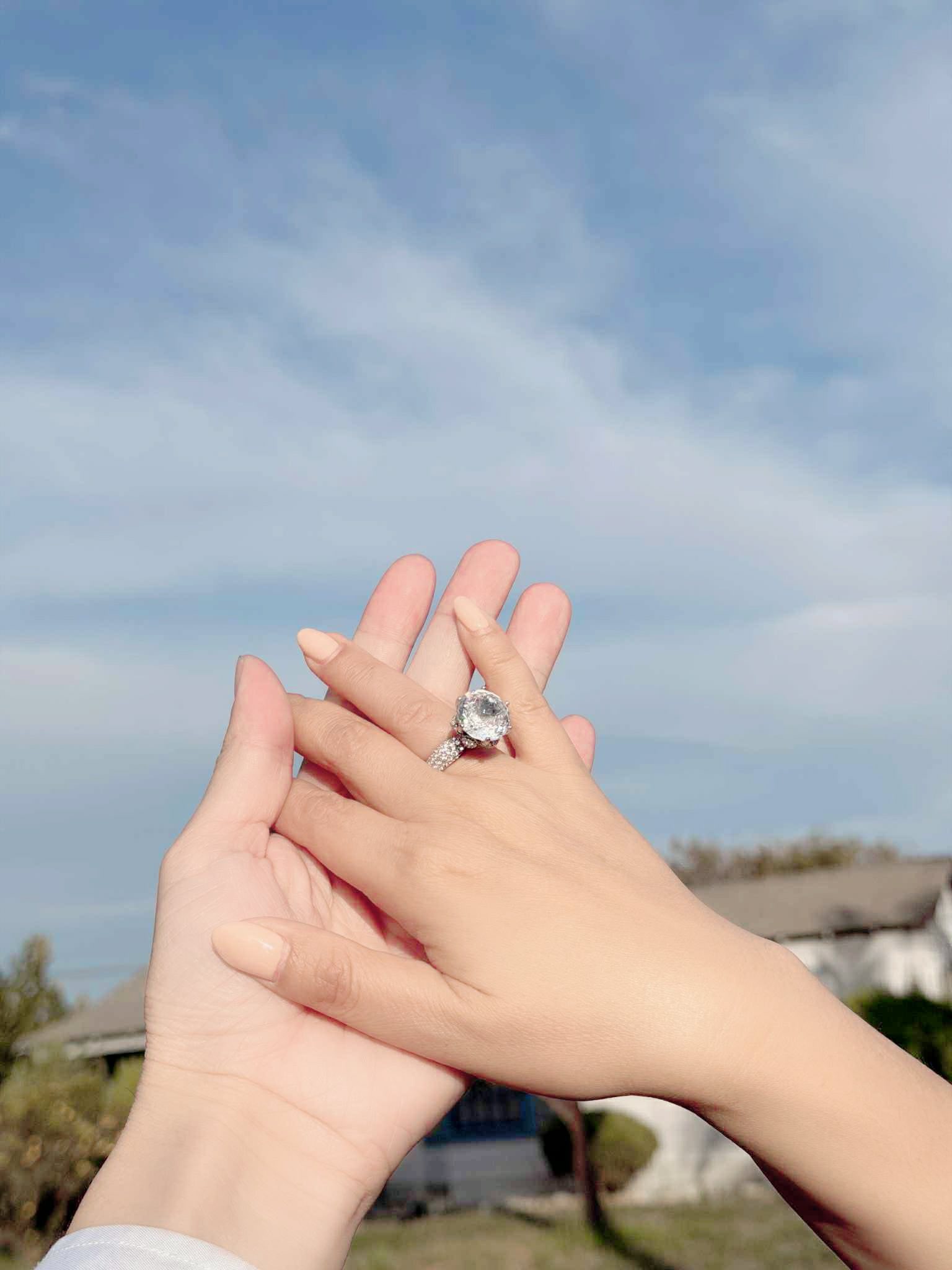 Nhẫn kim cương lớn đeo ngón áp út