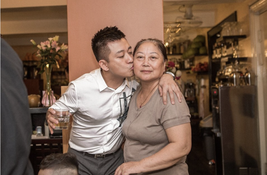 Tuấn Hưng xuống tóc cầu nguyện sức khỏe cho mẹ