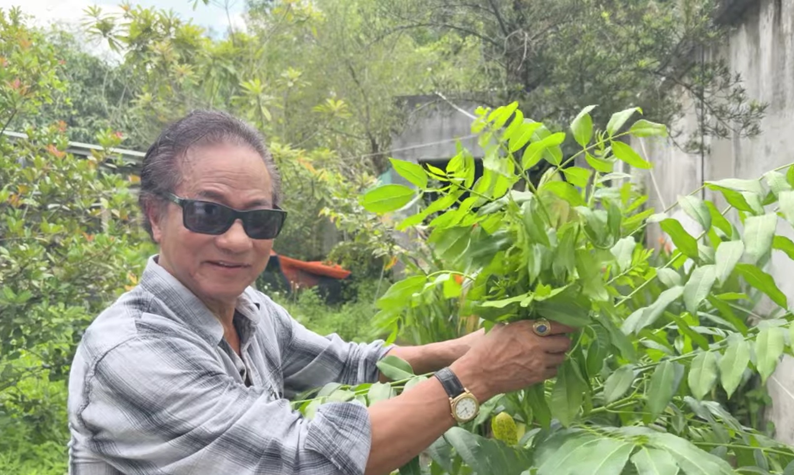 Chế Linh khoe khoảnh khắc hiếm có trong nhà thờ Tổ