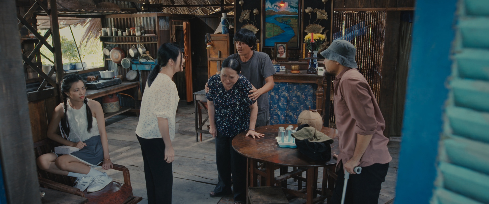 Nhà Ma Xó: Hết hồn vì dở chứ chẳng phải vì ma- Ảnh 2. Những cảnh gia đình tranh cãi căng thẳng trong Nhà Ma Xó