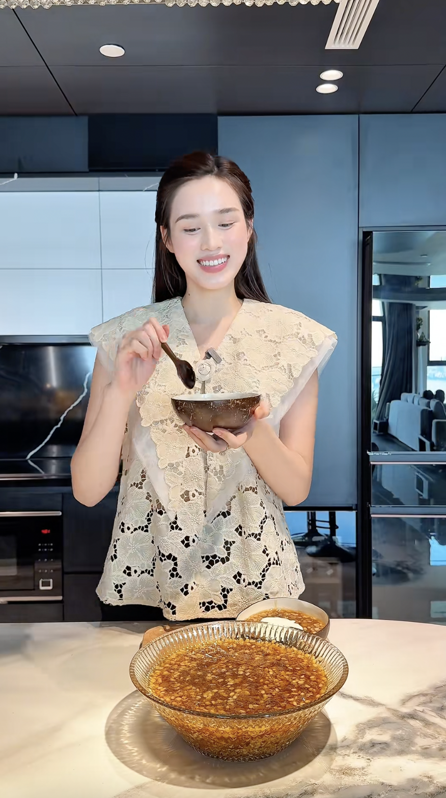 Nàng Hậu chăm vào bếp nấu ăn