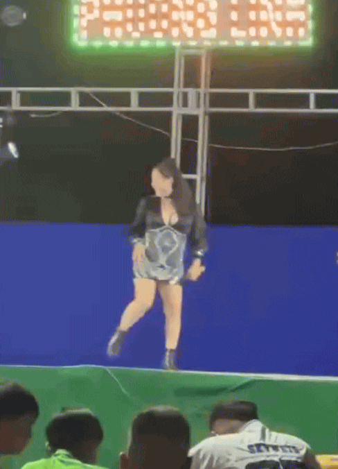 Vũ Trâm Anh vẫn rất tận hưởng sân khấu Vũ Trâm Anh biểu diễn hội chợ