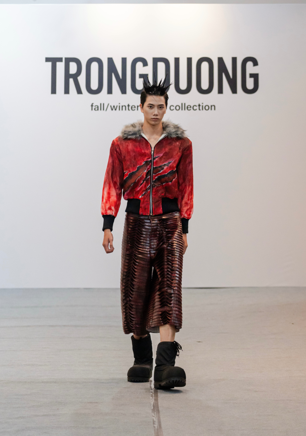 Mẫu trình diễn với phong cách ngầu tự nhiên