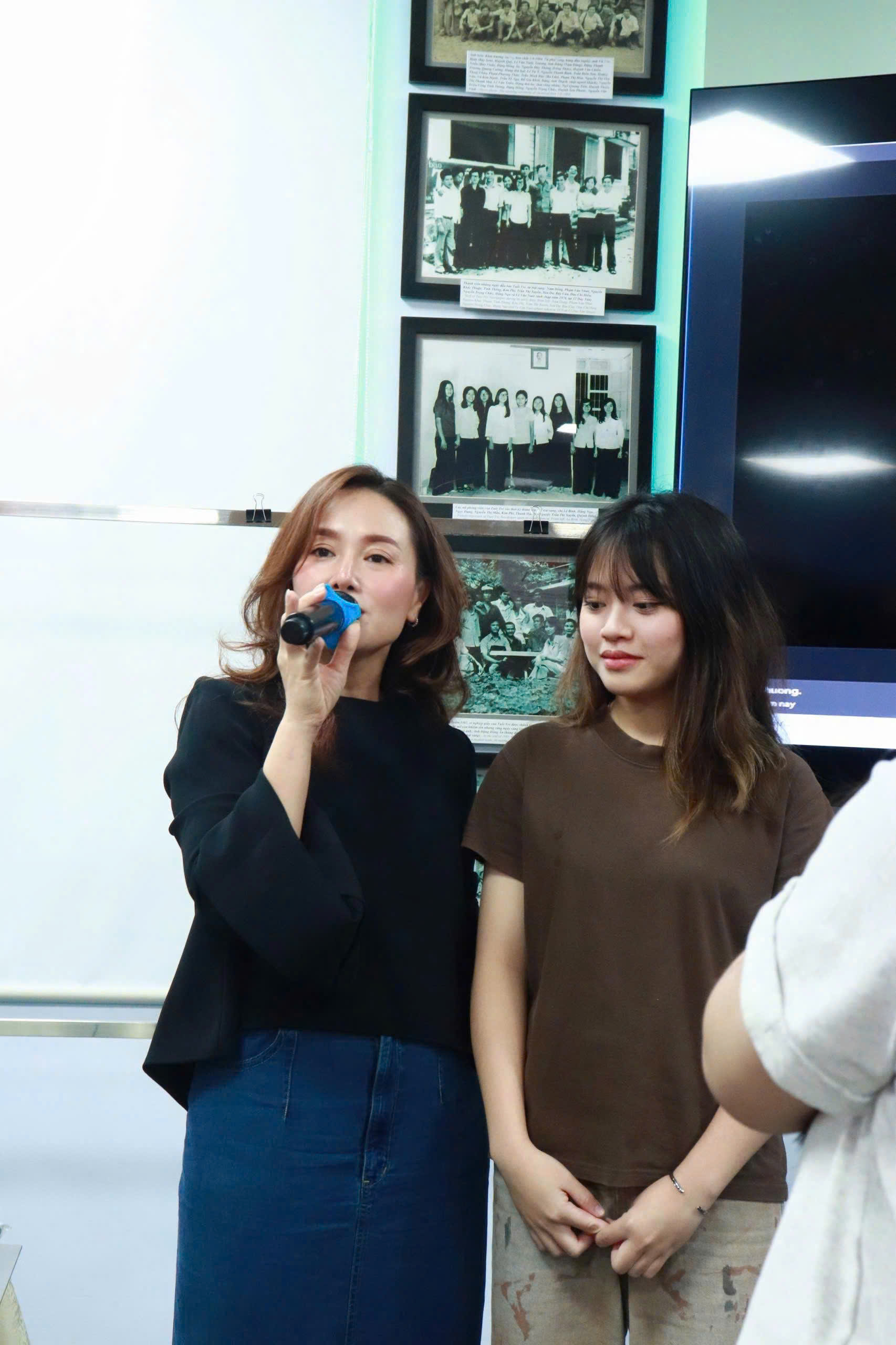 Ca sĩ Thu Phượng giao lưu 4 tiếng với sinh viên đại học: 'Ước gì thời gian có thể dài hơn nữa'- Ảnh 3.