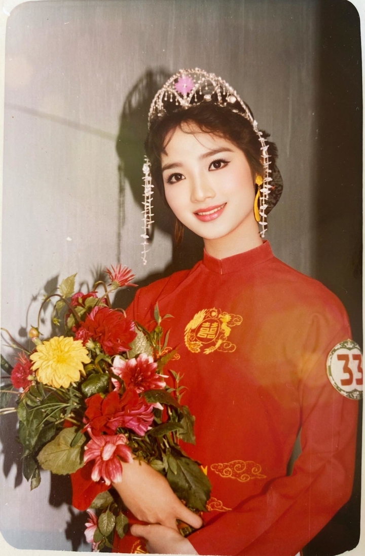 Giáng My đăng quang Hoa hậu Đền Hùng năm 1989