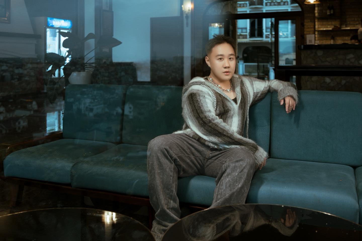 Nam ca sĩ sở hữu nhiều nhà, có mối tình kéo dài chỉ 10 ngày, U40 chưa vợ con- Ảnh 2. Trung Quân chăm chút ngoại hình