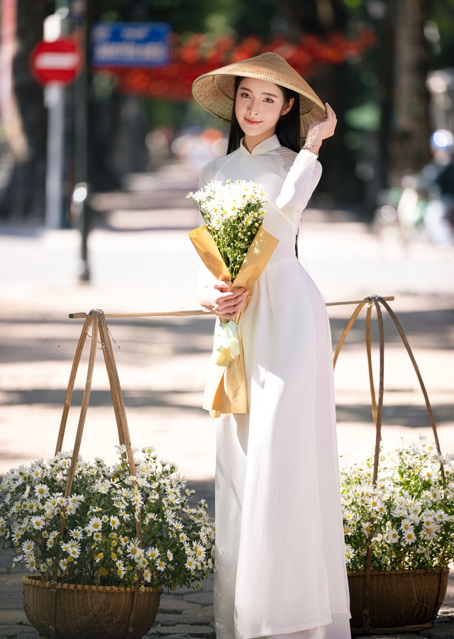 Đinh Hoài An với áo dài trắng và tóc đen dài