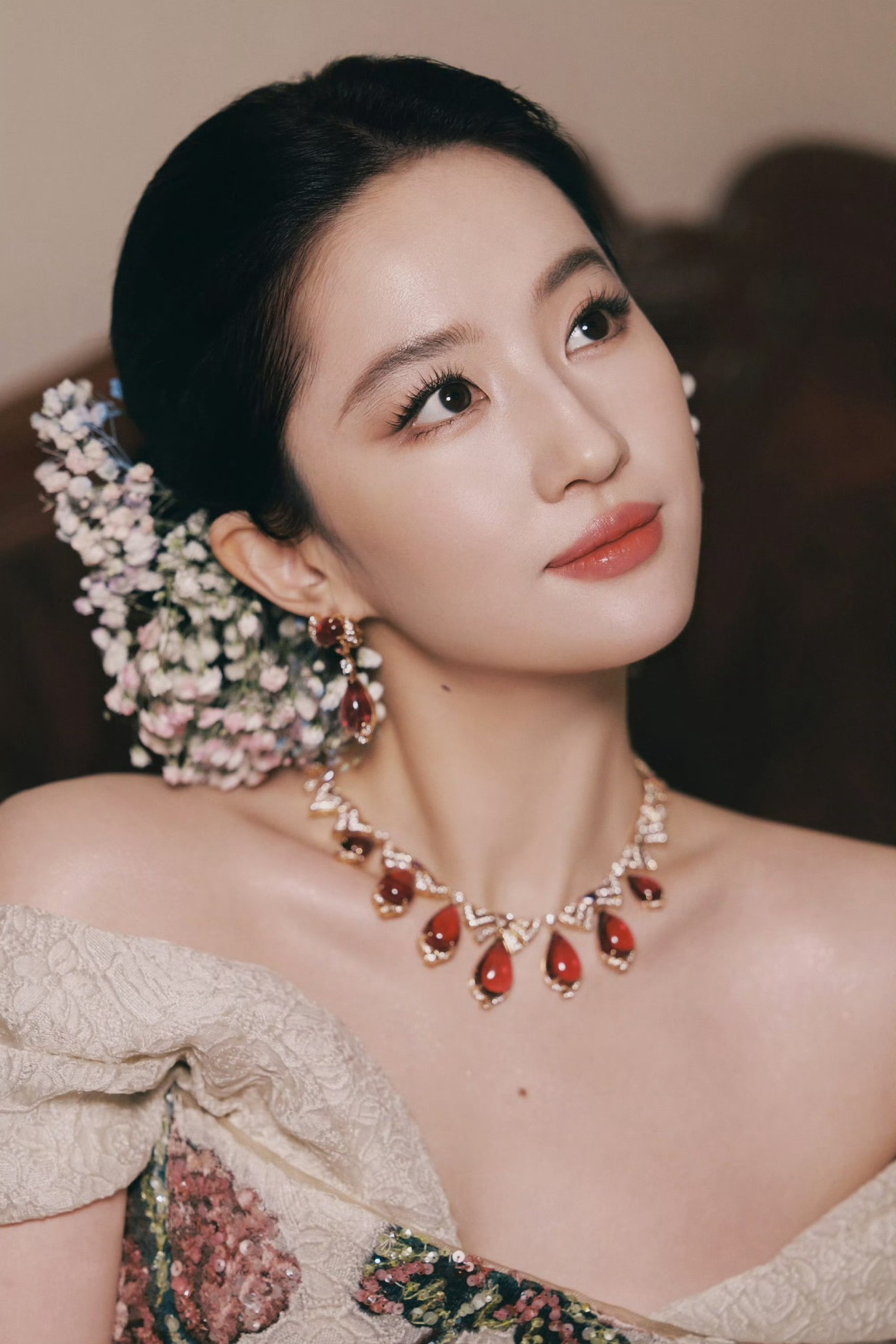 Lưu Diệc Phi trên thảm đỏ với bộ váy cao cấp