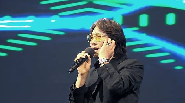 Nam ca sĩ tham gia trình diễn tại các buổi hội thảo nhằm lôi kéo nhà đầu tư