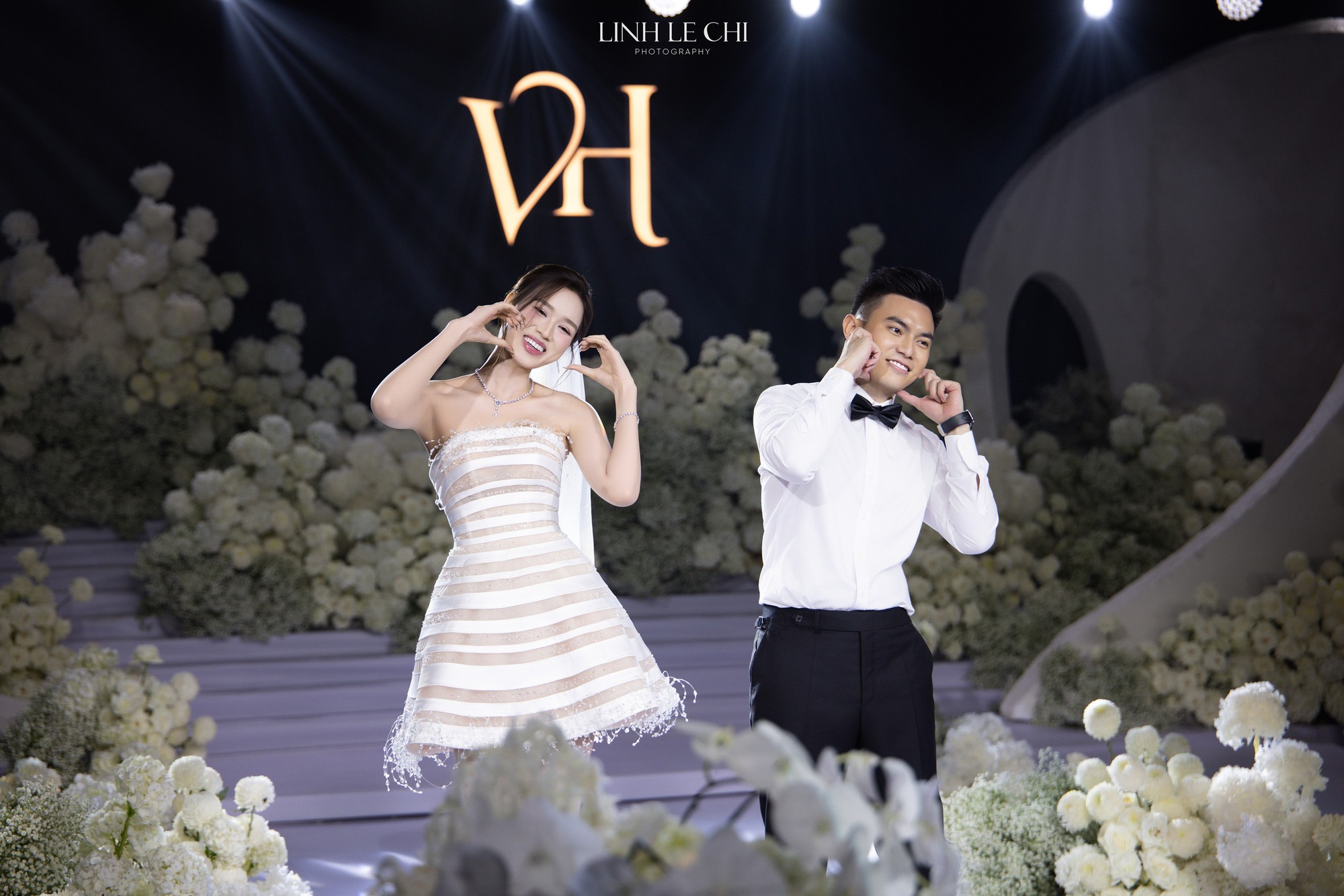 Khoảnh khắc dễ thương của Đỗ Hà - Viết Vương trong tiệc cưới tối 9/11