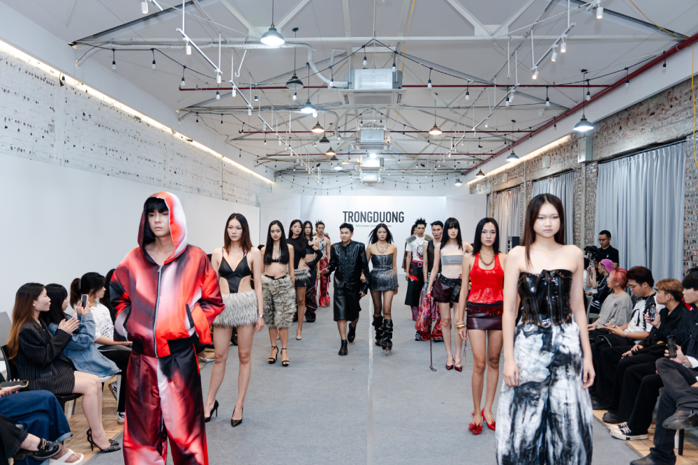 Nguyễn Trọng Dương xuất hiện bên dàn mẫu sau show diễn