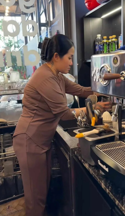 Hình ảnh Vũ Trâm Anh làm phục vụ khiến nhiều người xót xa Vũ Trâm Anh làm phục vụ khách sạn