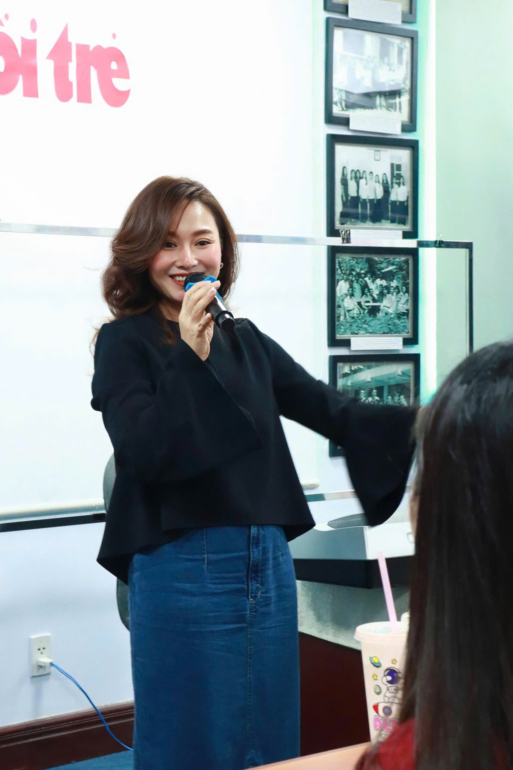 Ca sĩ Thu Phượng tại buổi giao lưu