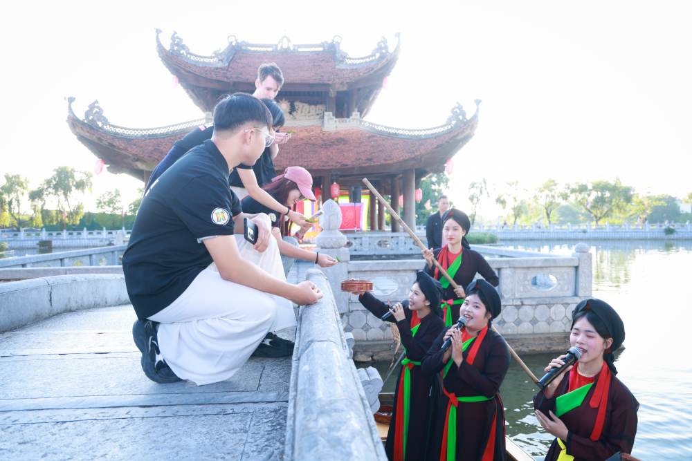 Thí sinh quốc tế tham gia trải nghiệm văn hóa tại Đền Đô