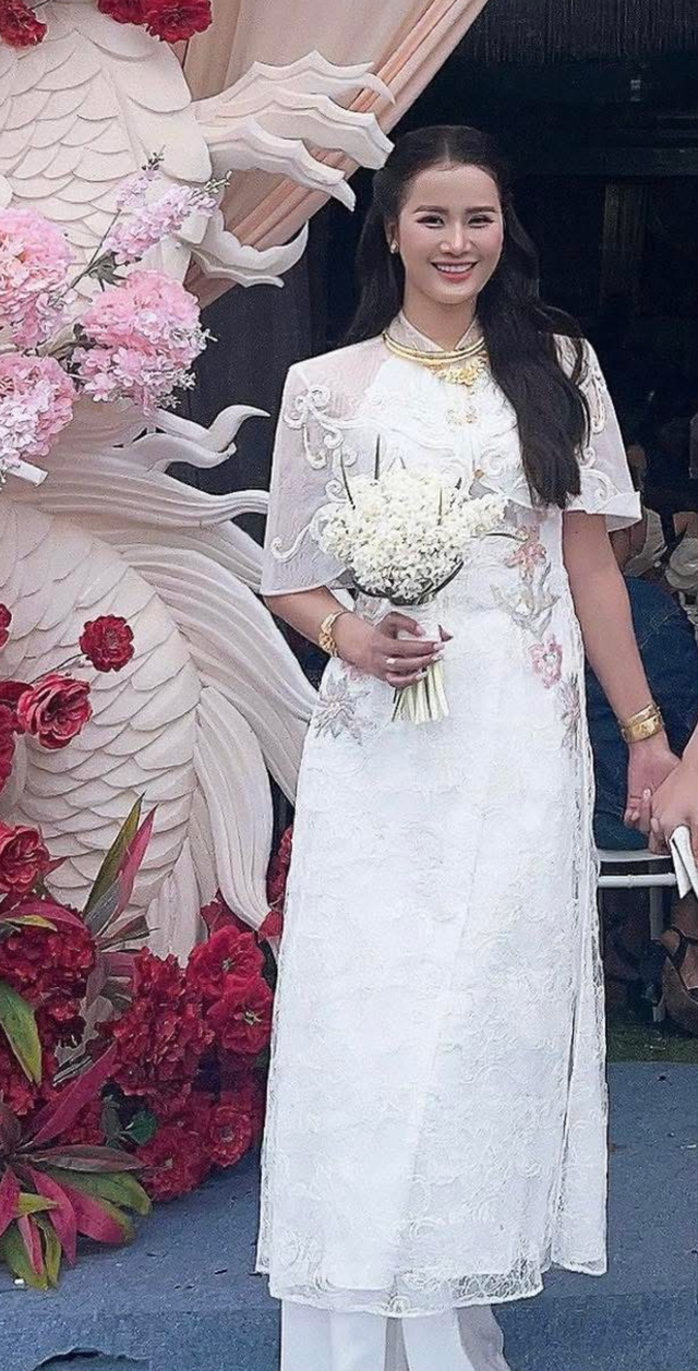 Á hậu Hương Ly mặc áo dài trắng trong lễ đính hôn