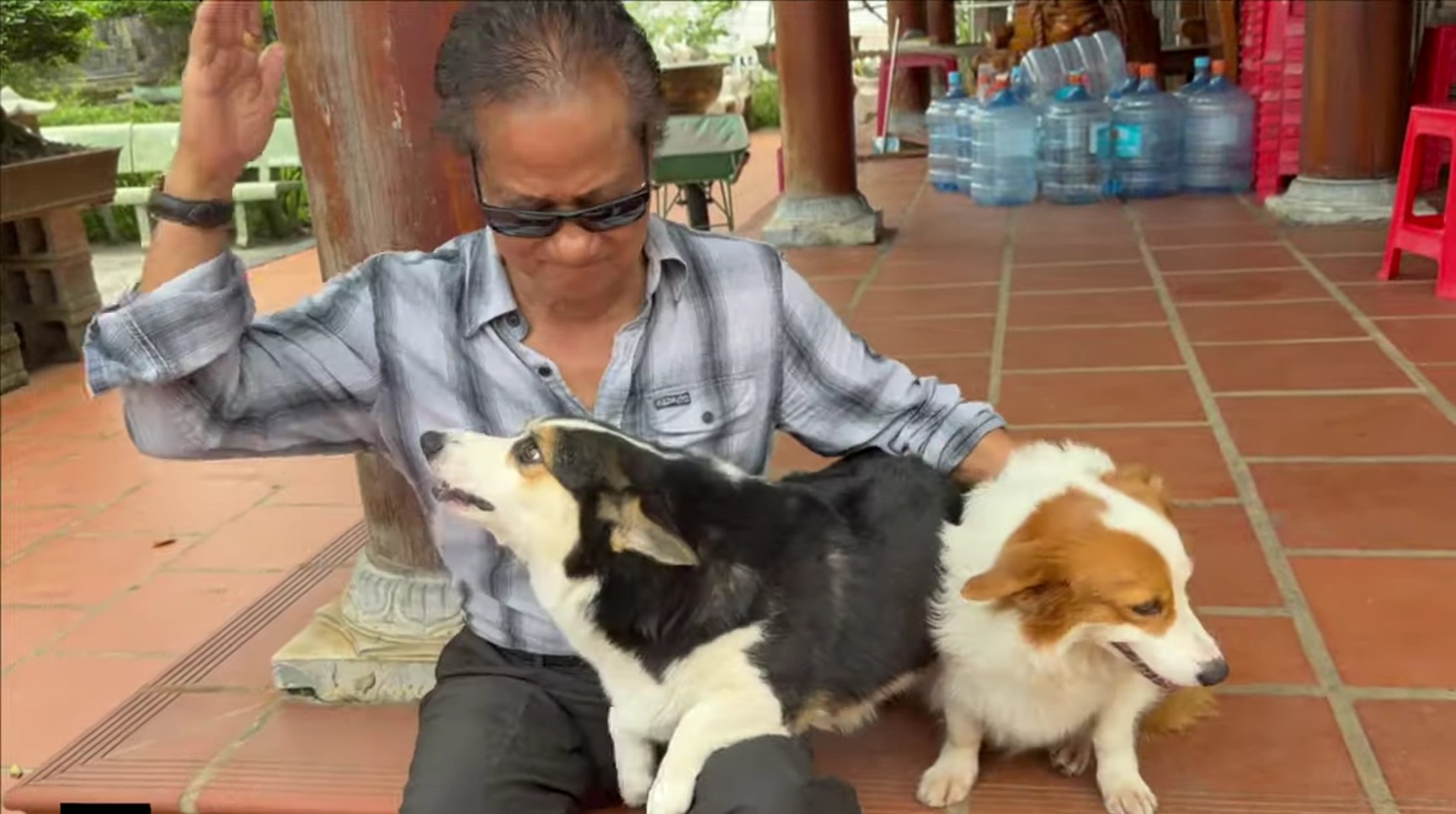 Danh ca Chế Linh tận hưởng khu vườn