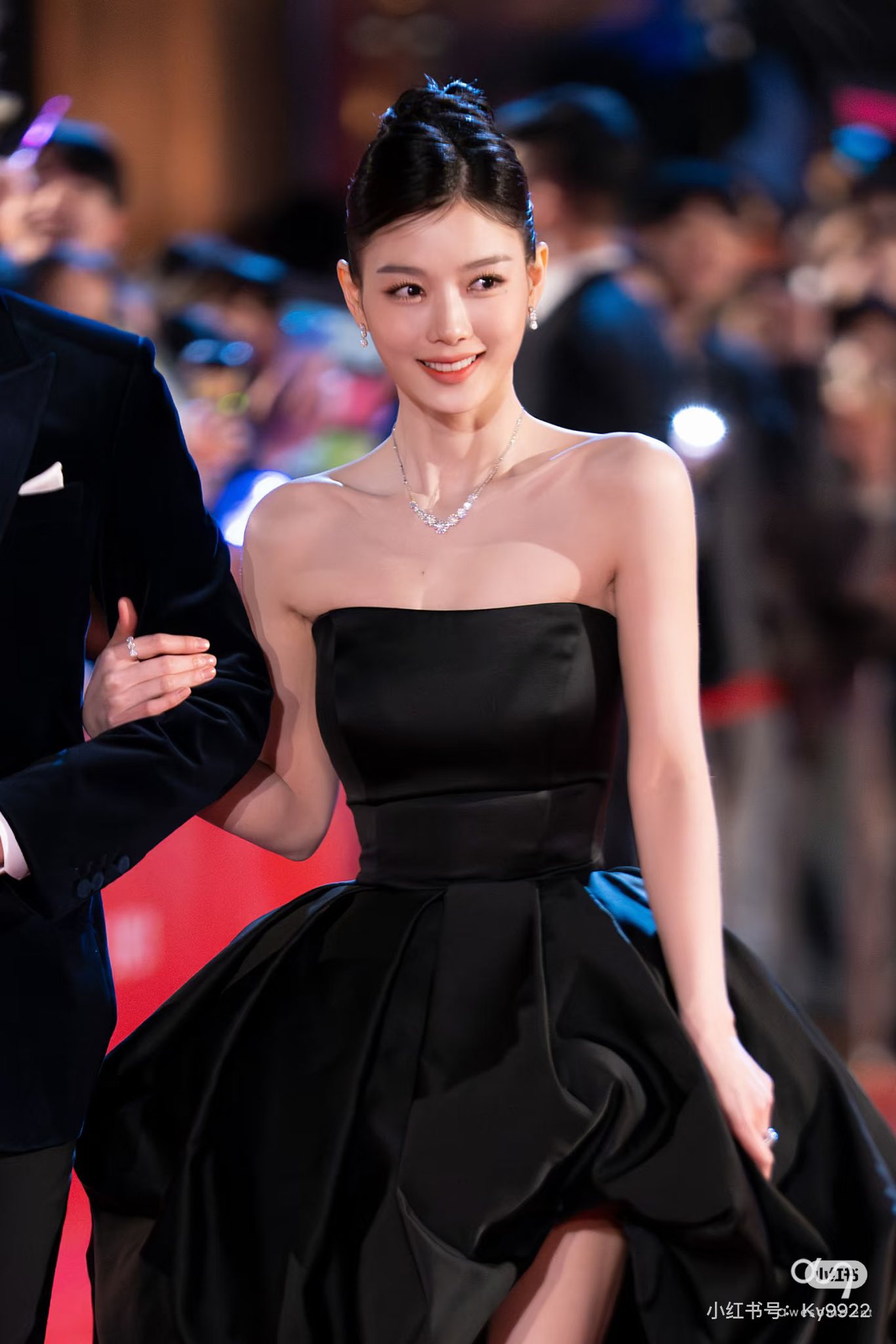 Kim Yoo Jung diện váy đen sang trọng