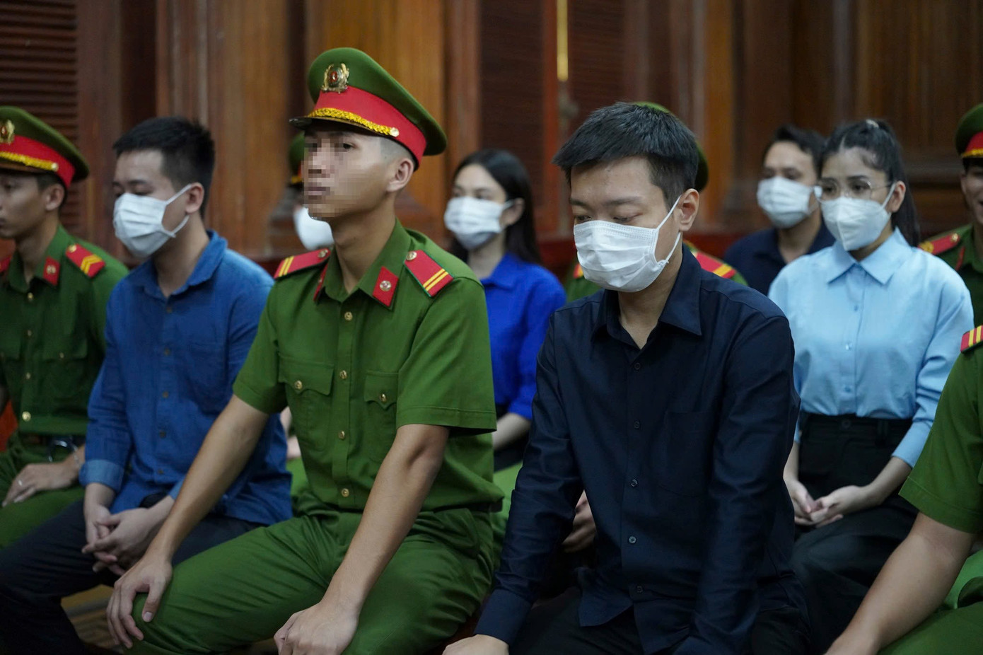 Các bị cáo tại phiên tòa chiều 19/11 5 bị cáo tại phiên tòa sơ thẩm TAND TPHCM