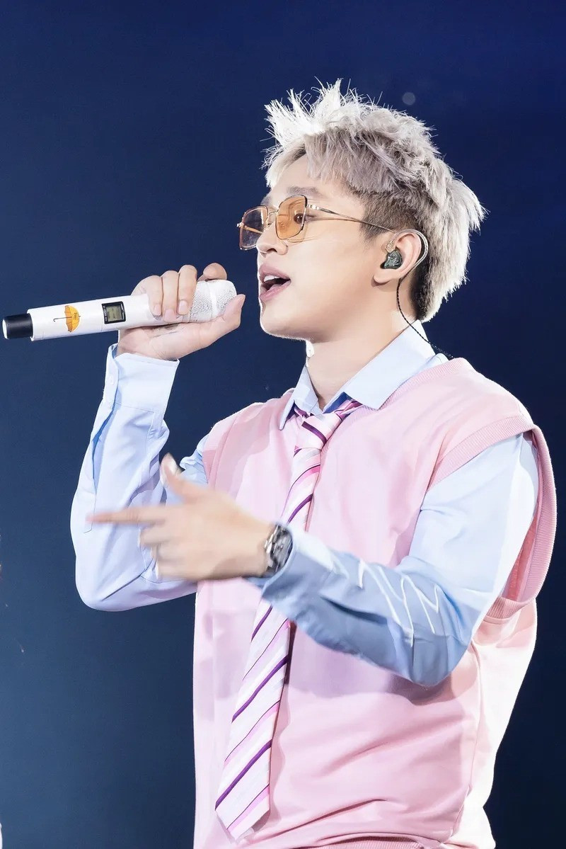 Bầu show đang thảo luận về việc chọn lựa nghệ sĩ