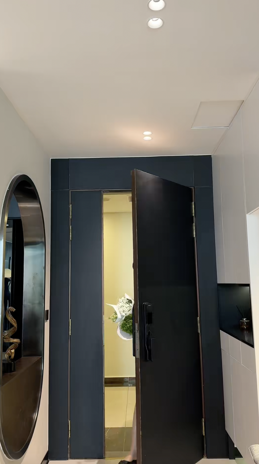 Mở cửa bước vào căn hộ là tủ để giày cùng kệ trang trí