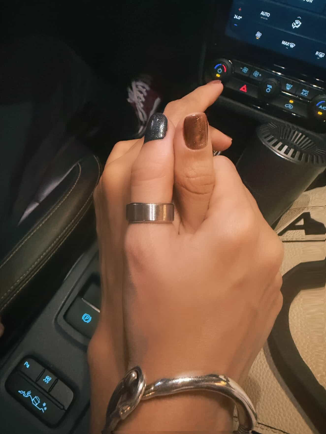 Hình ảnh Kim Tuyến nắm tay Đồng Ánh Quỳnh