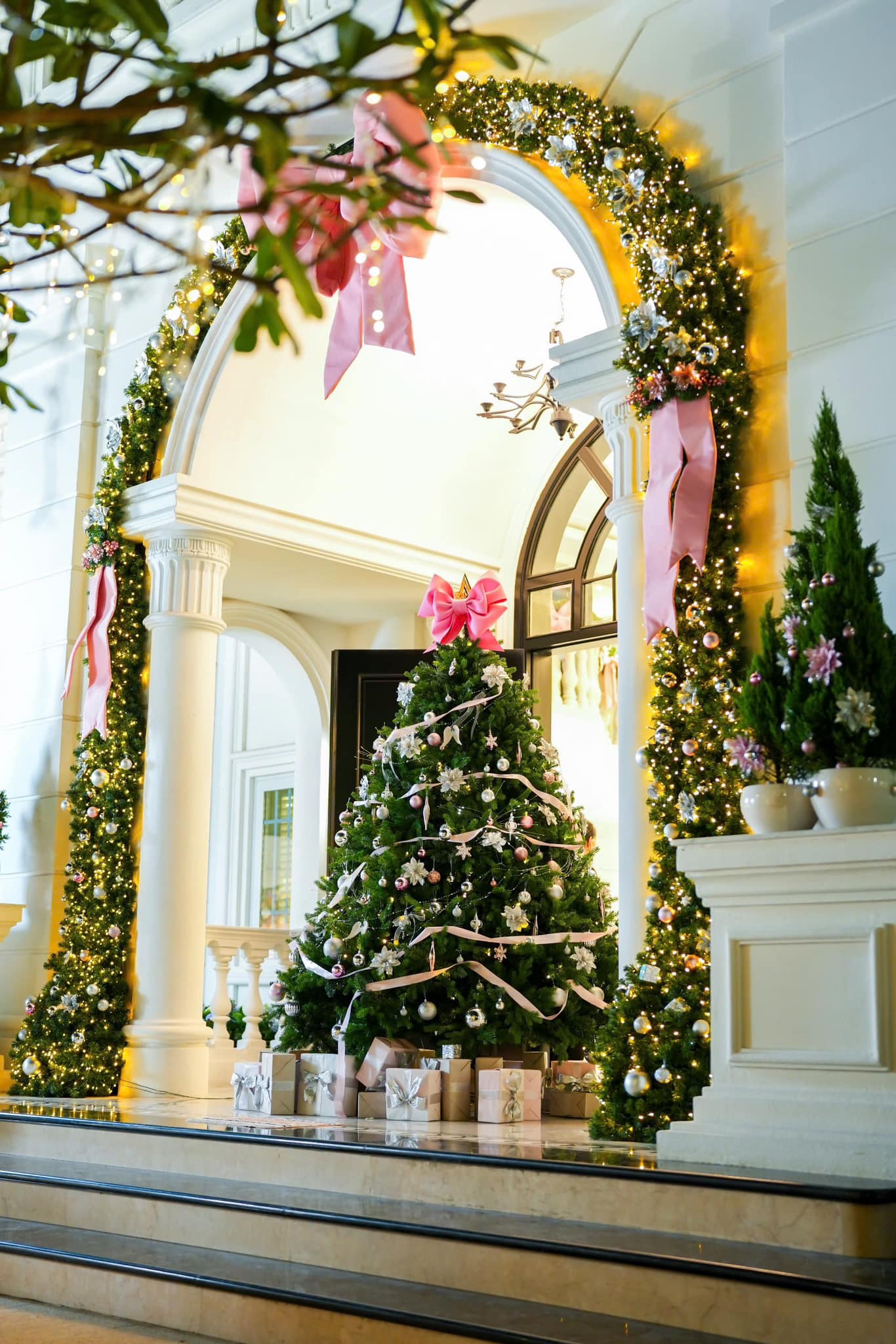 Ngoại cảnh biệt thự được trang trí dịp lễ Tết