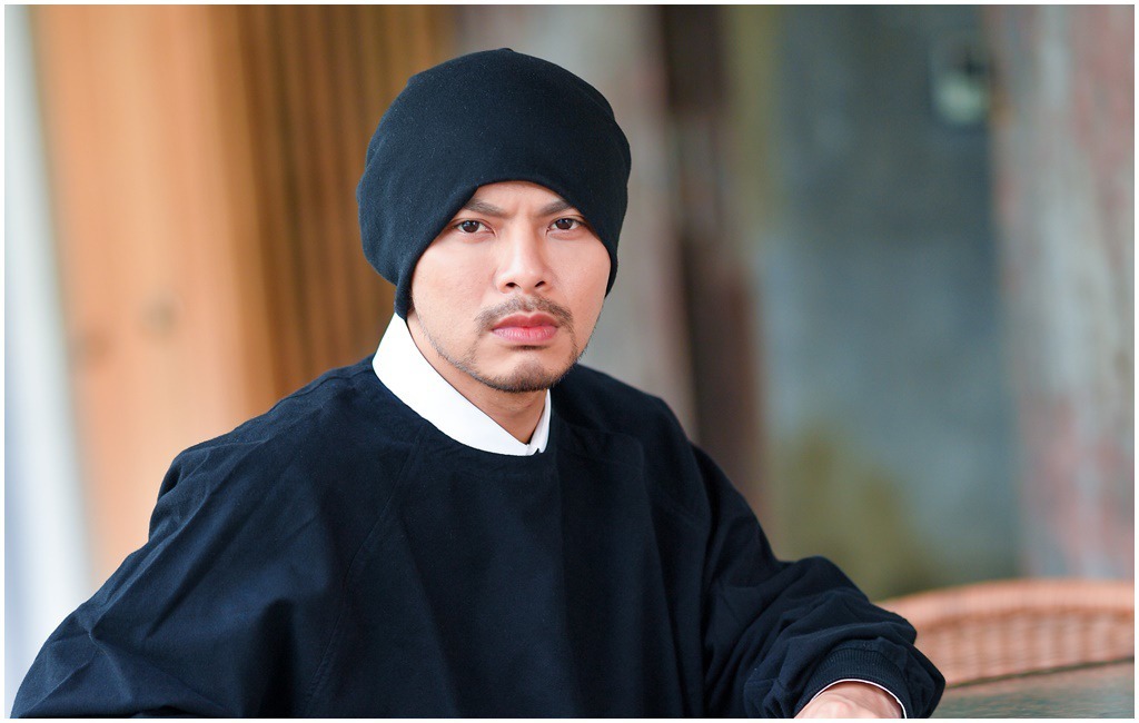Namewee bị tẩy chay, loại bỏ khỏi các hoạt động của ngành giải trí sau khi bị tình nghi có liên quan đến cái chết bất thường của người mẫu Tạ Hựu Tâm, bị truy tố vi phạm Đạo luật kiểm soát ma túy, tàng trữ ma túy