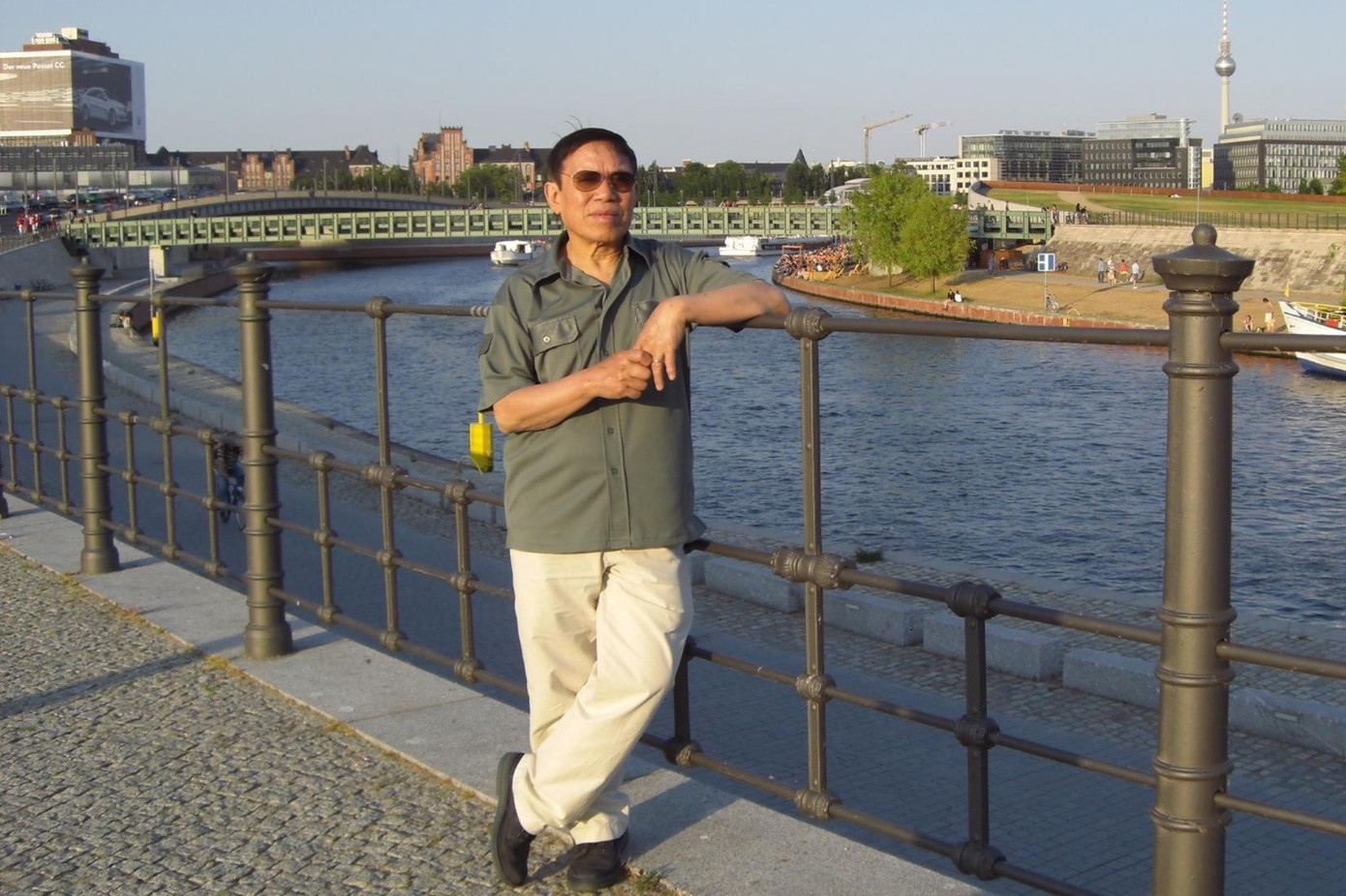 NSƯT Kiều Hưng cùng gia đình ở Đức