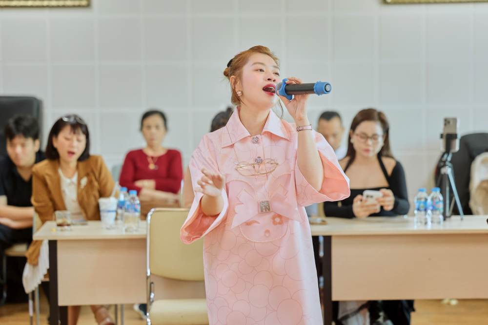 Ca sĩ Thu Hằng tham gia chương trình