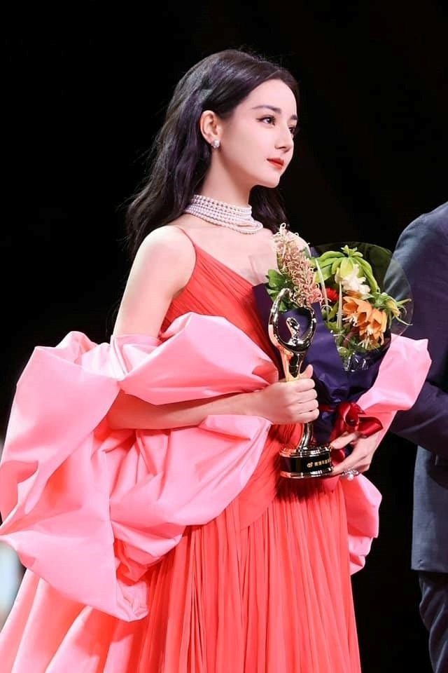 Địch Lệ Nhiệt Ba trên thảm đỏ