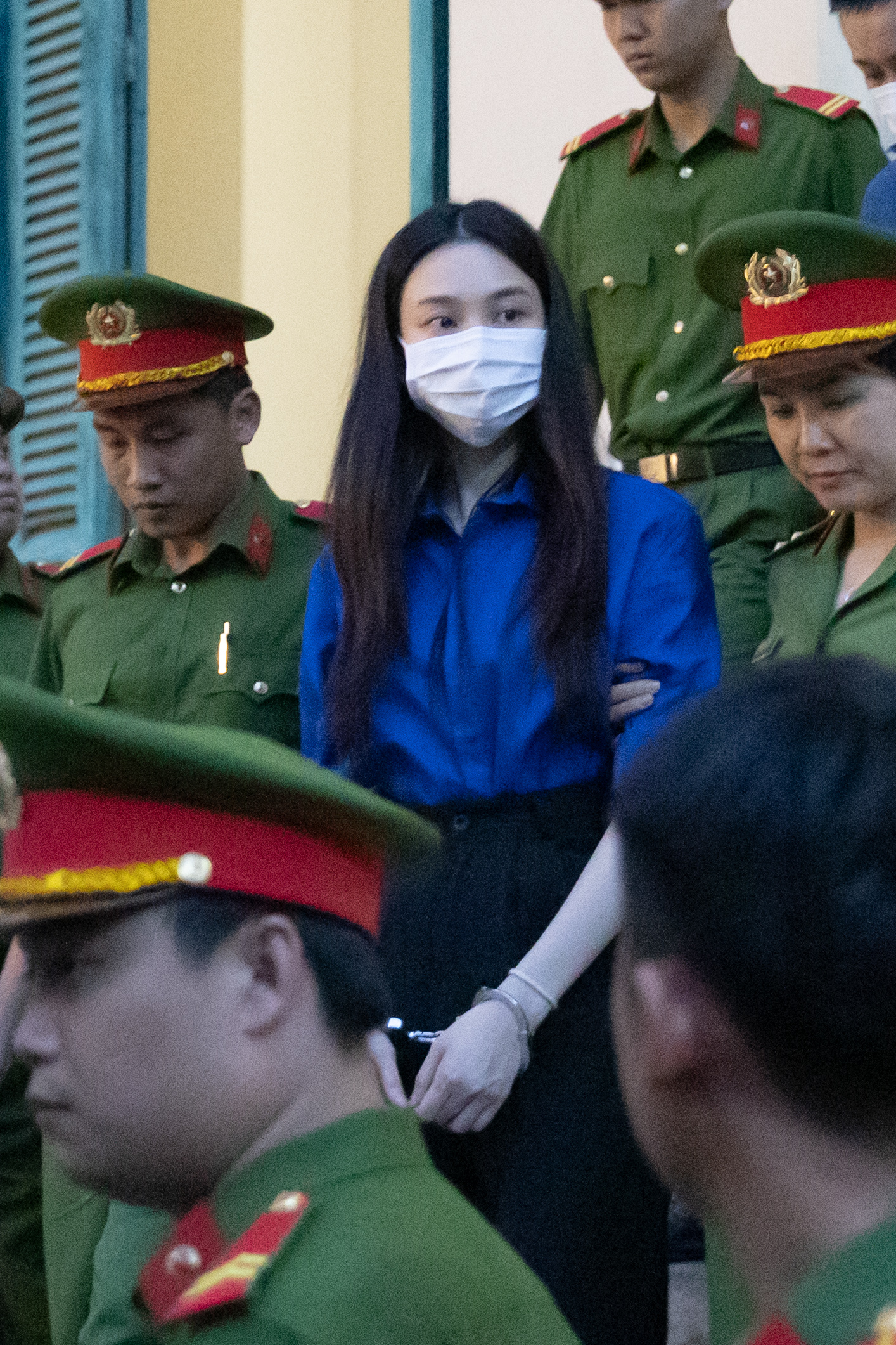 Thuỳ Tiên vẫy tay chào mẹ sau khi nghe tuyên án Thuỳ Tiên vẫy tay chào mẹ