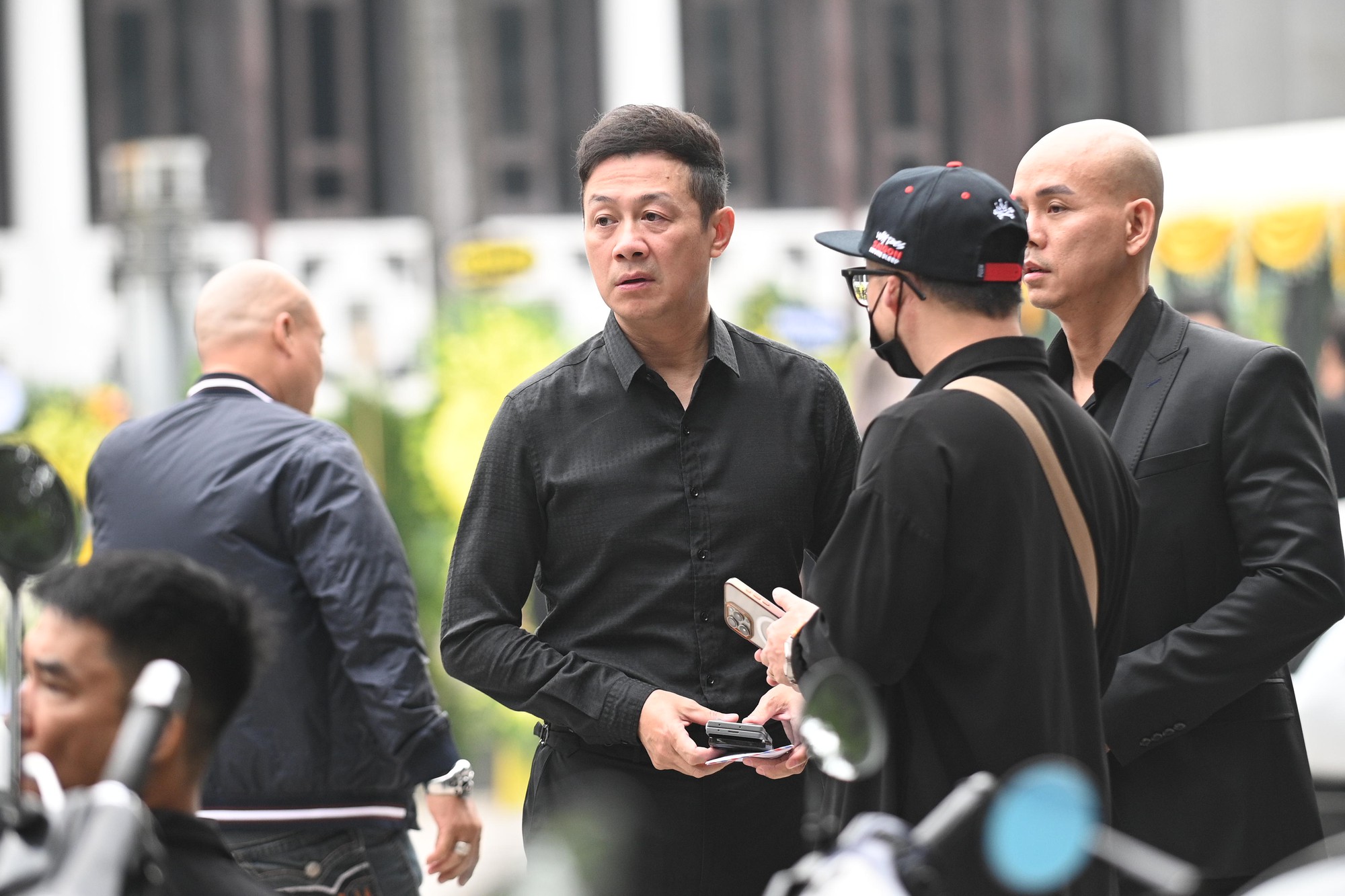 MC Anh Tuấn tại lễ viếng