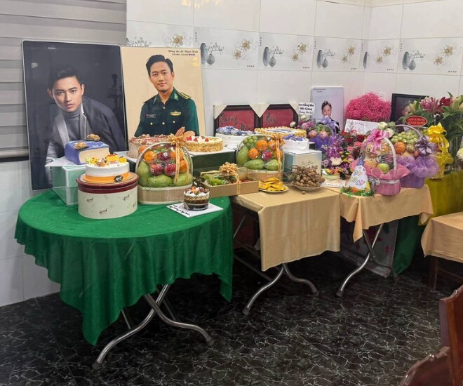 Em trai nhắn 1 câu tới cố diễn viên Quý Bình, ai nghe cũng lặng người- Ảnh 1. Bánh kem và giỏ hoa quả trong dịp sinh nhật cho cố diễn viên Quý Bình