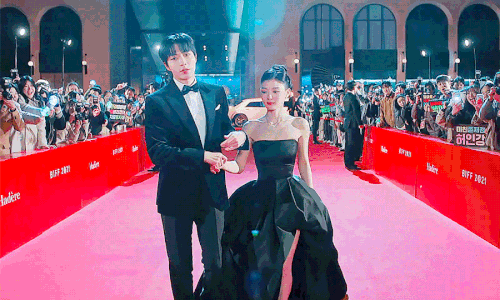 Kim Yoo Jung trên thảm đỏ BIFF 2025