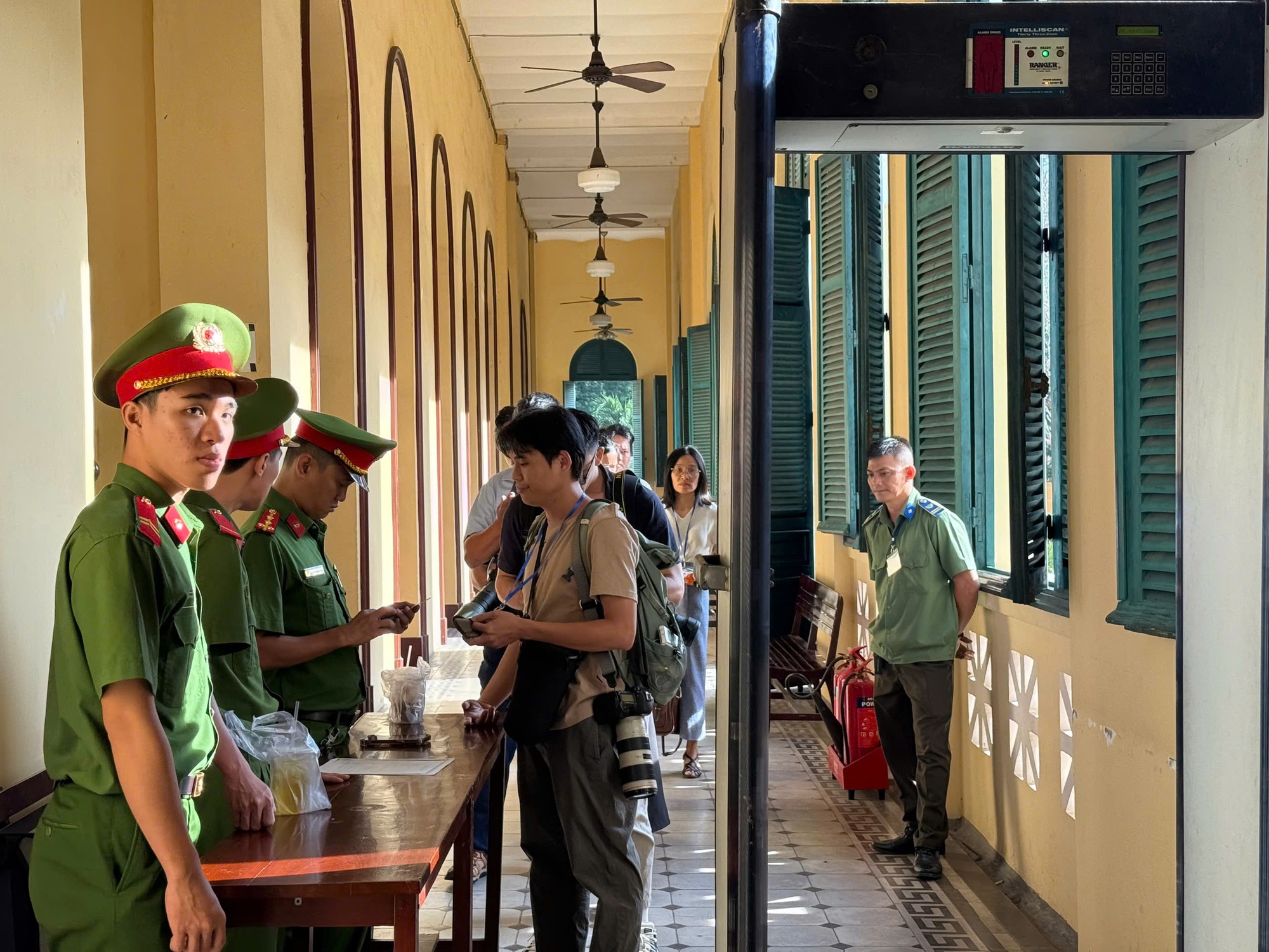 Người dân và phóng viên tập trung trước tòa án