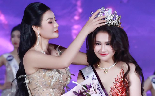 Sân khấu được thiết kế hiện đại lấy cảm hứng từ văn hóa Tây Bắc