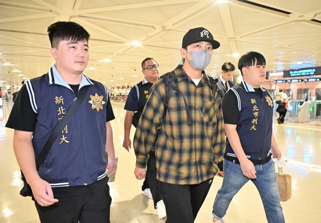 Tạ Khôn Đạt bị cảnh sát áp giải