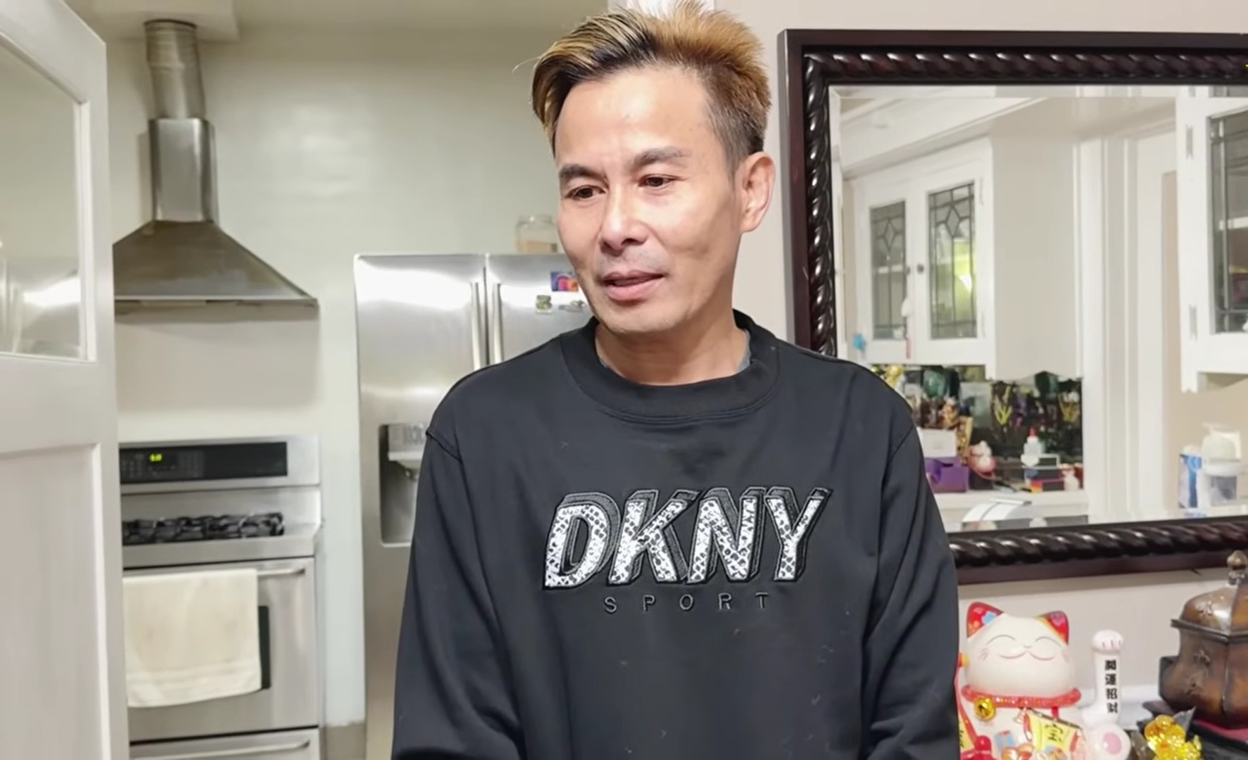 Ca sĩ Phi Vũ tặng quà cho Thúy Nga Ca sĩ Phi Vũ tặng quà cho Thúy Nga