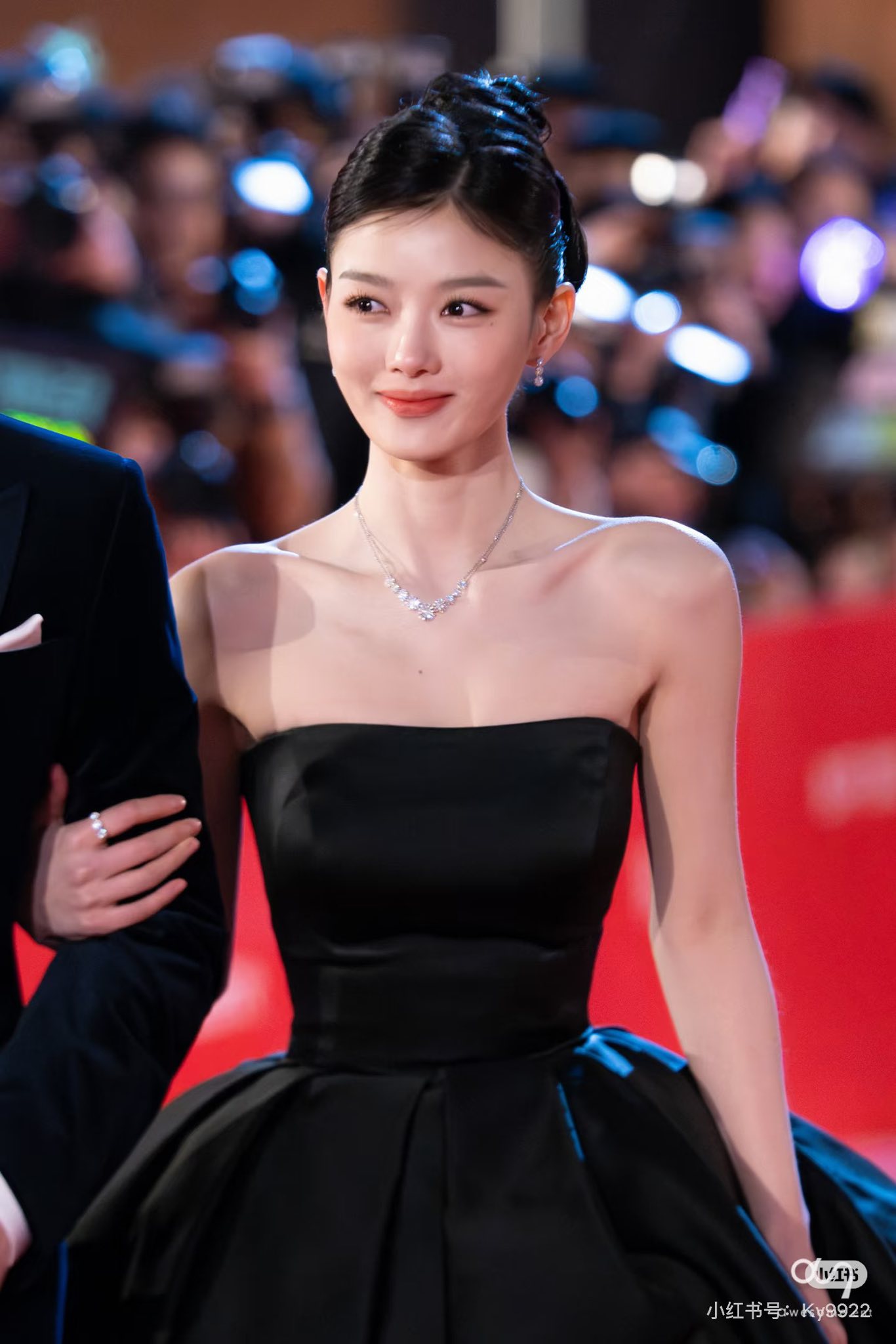 Kim Yoo Jung với nụ cười tươi trên thảm đỏ phim