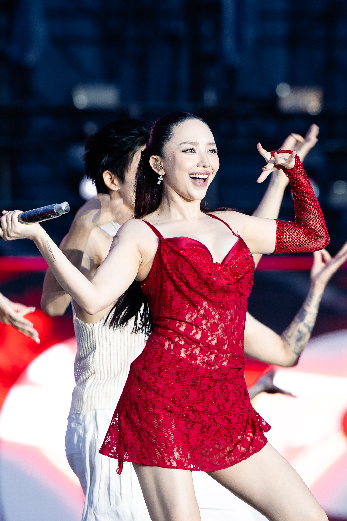 Tóc Tiên diện váy ren ngắn màu đỏ