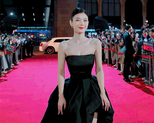 Kim Yoo Jung trên thảm đỏ phim Dear X