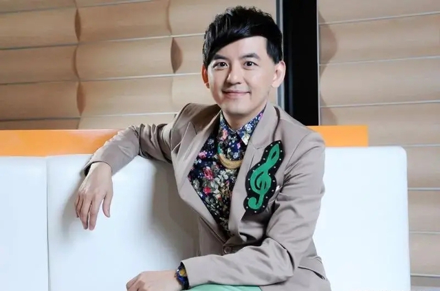 MC quốc dân tàng trữ hàng ngàn clip và ảnh khiêu dâm trẻ em, nhận bản án gây phẫn nộ- Ảnh 1. Hoàng Tử Giảo nhận bản án treo trong phiên tòa phúc thẩm, khiến công chúng vô cùng bất bình