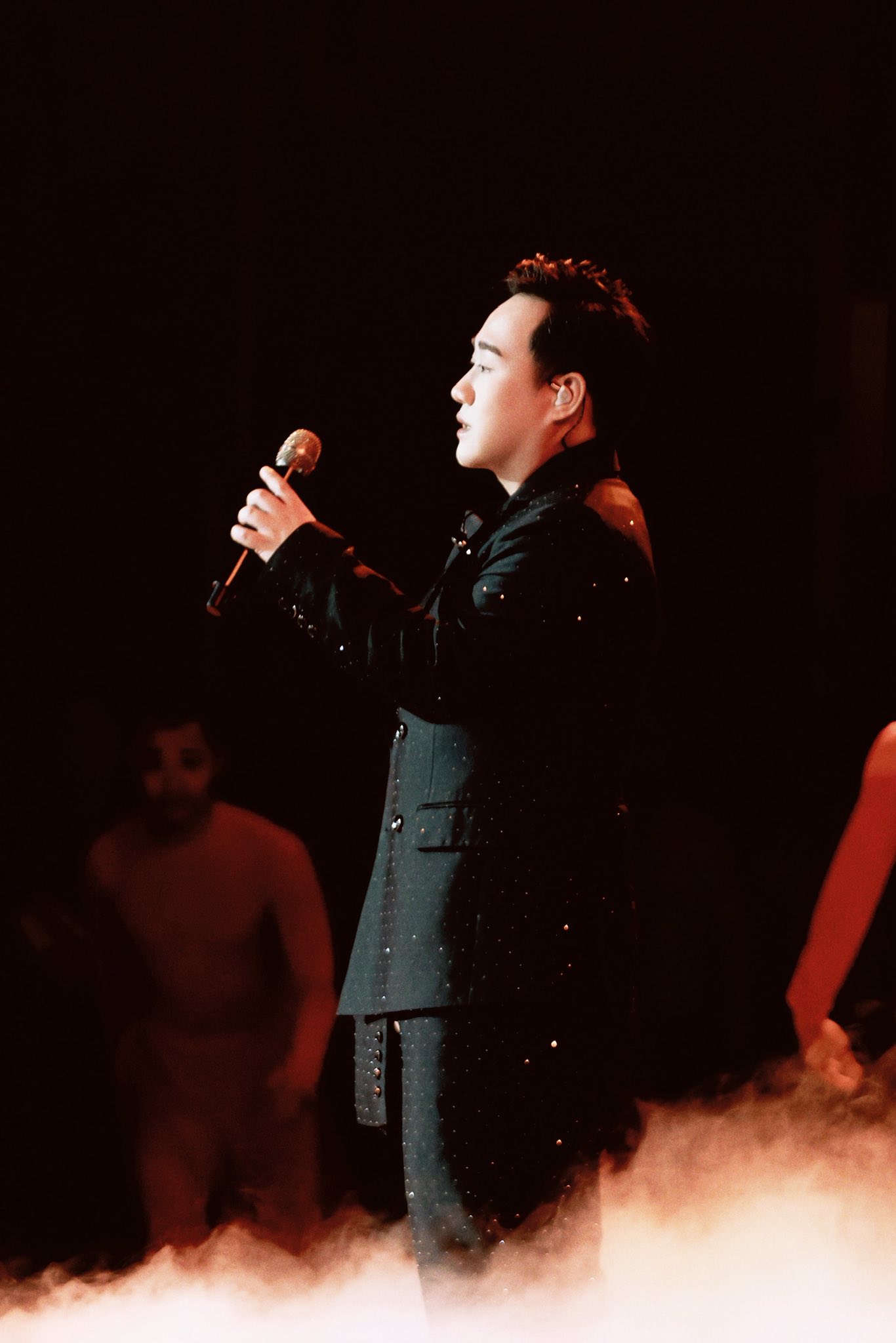 Nam ca sĩ sở hữu nhiều nhà, có mối tình kéo dài chỉ 10 ngày, U40 chưa vợ con- Ảnh 1. Trung Quân cùng các bất động sản